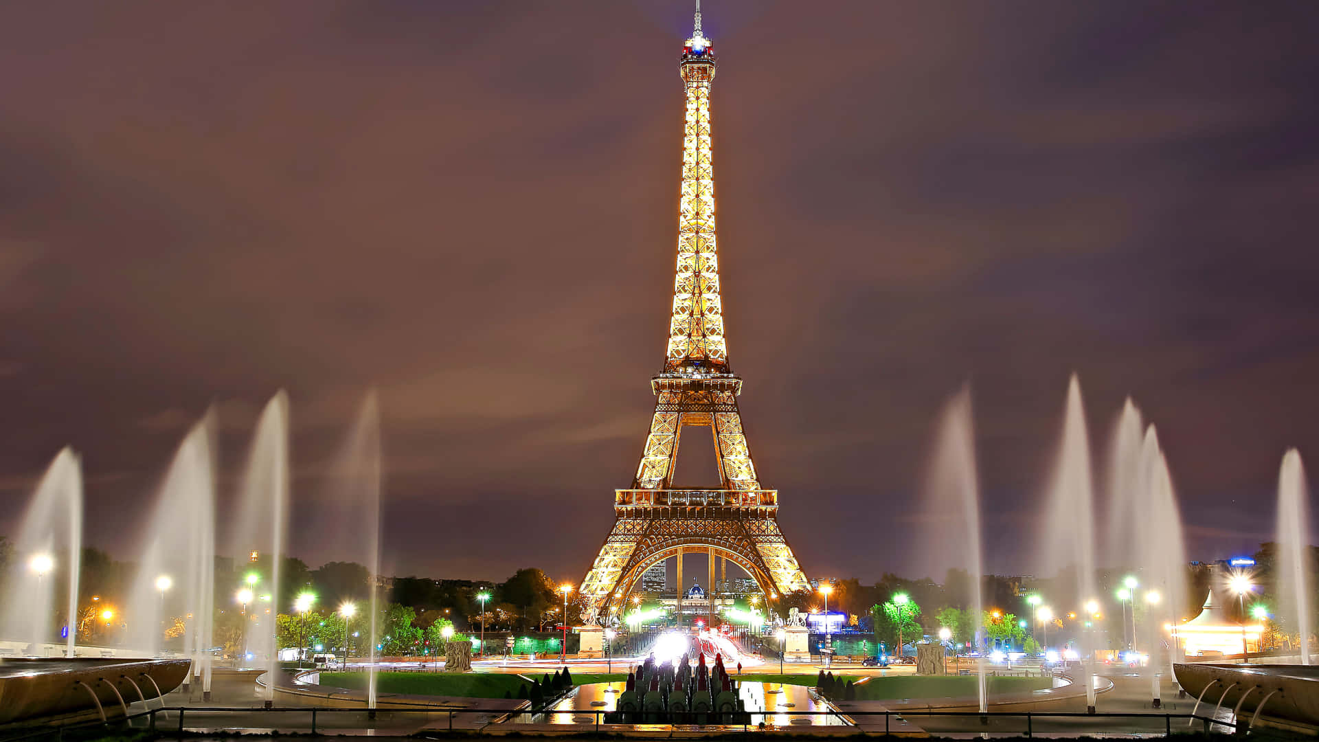 Den store Eiffeltårn belyser Paris nattesky. Wallpaper
