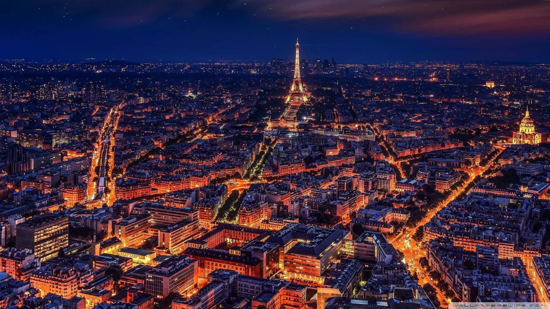Majestätiskaeiffeltornet Upplyst På Natten I Paris. Wallpaper