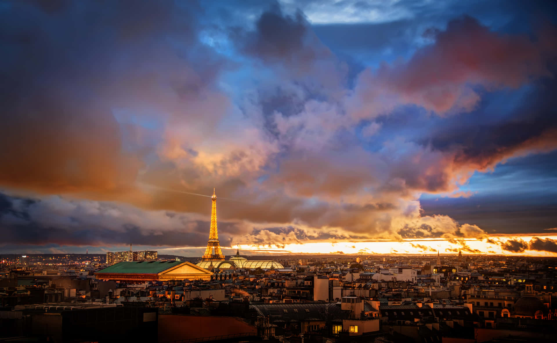 Njutav Ljusen Från Kärlekens Stad: Paris Under Natten. Wallpaper
