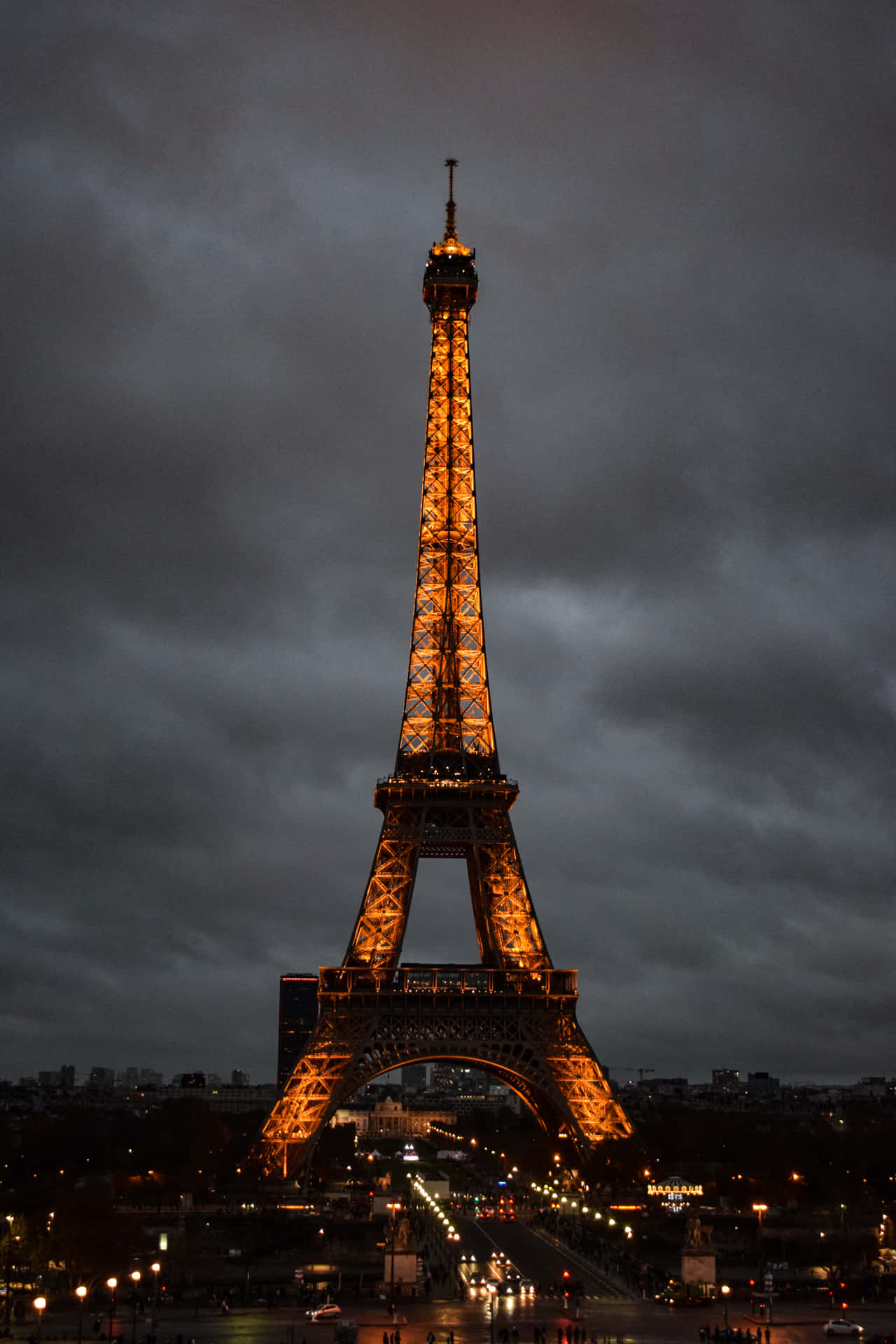 Udsigt til Eiffeltårnet tændt om natten i Paris Wallpaper