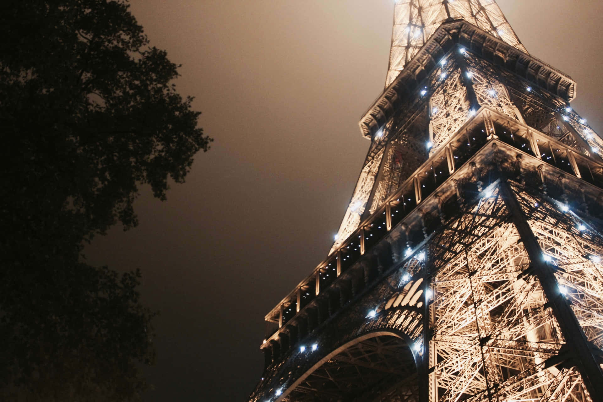 Beundre Paris om natten fra det ikoniske Eiffeltårn. Wallpaper
