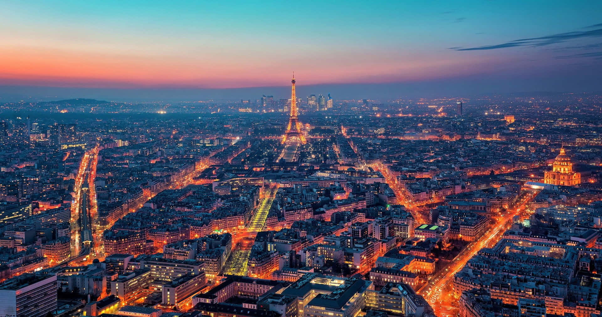 Disfrutade Las Luces De La Ciudad De París Por La Noche Desde Una Vista En La Azotea. Fondo de pantalla