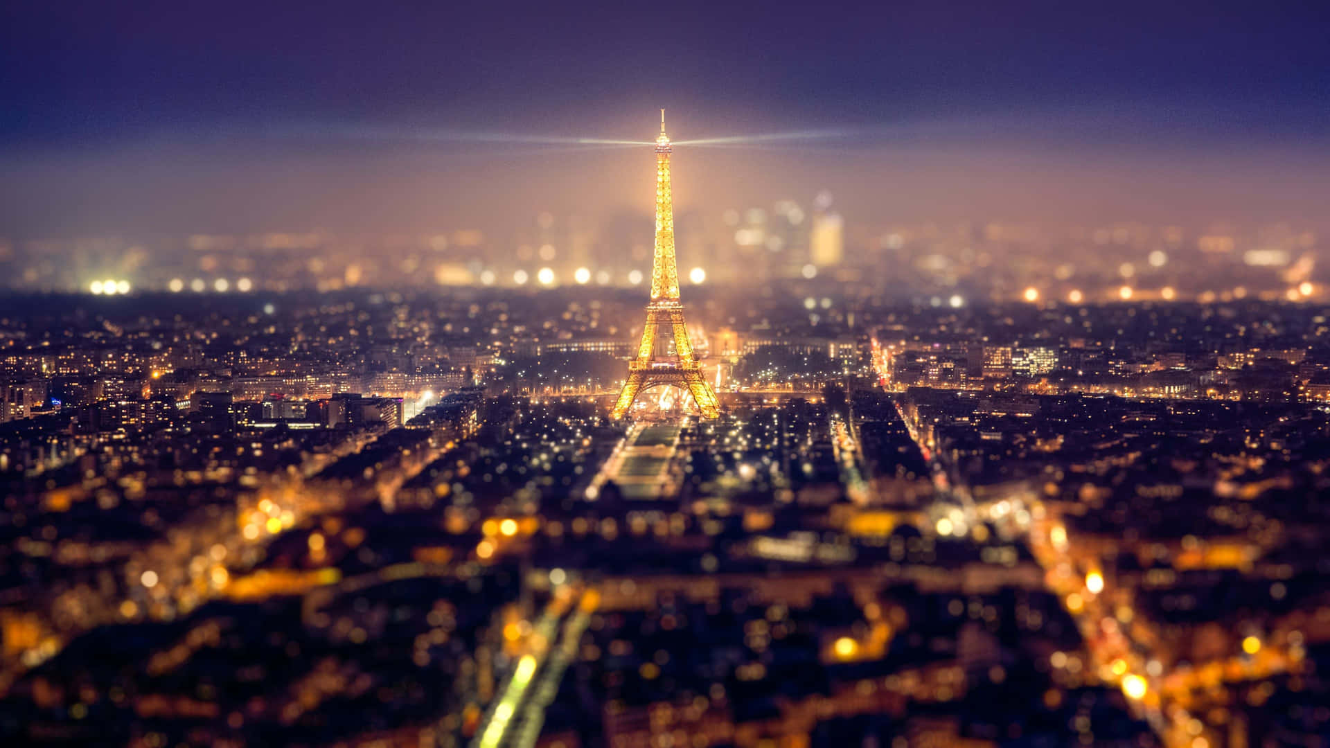 Lyser op Eiffeltårnet i Paris om natten. Wallpaper