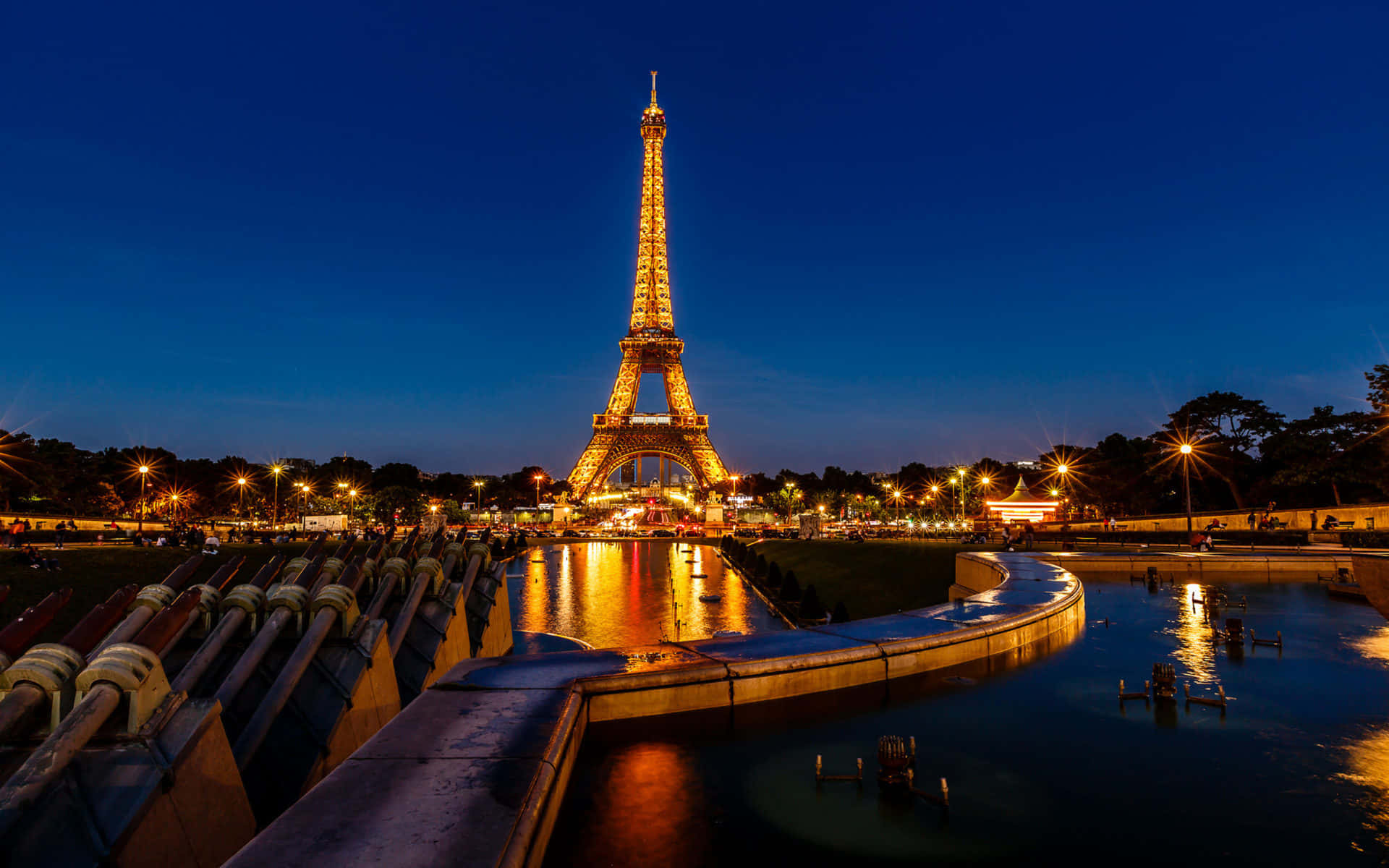 Majestätischerblick Auf Den Eiffelturm In Paris.