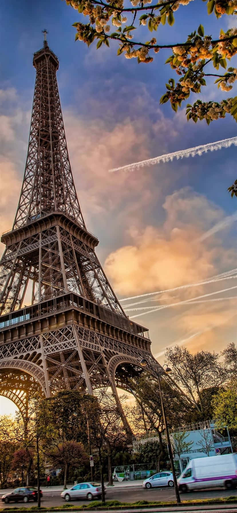 The golden hour strikes in Paris