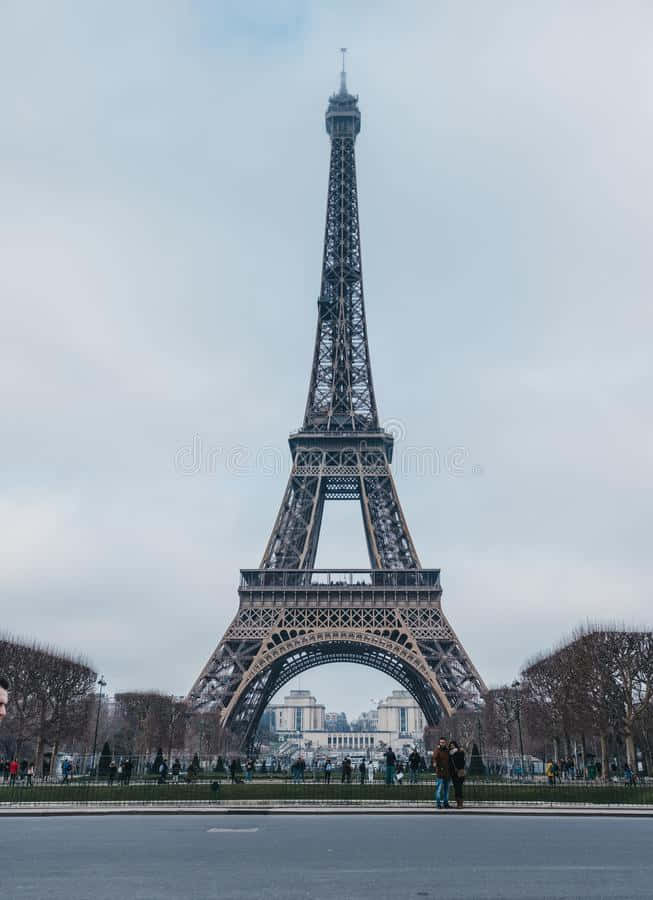 Verzauberndersonnenuntergang Mit Blick Auf Den Eiffelturm In Paris, Frankreich.
