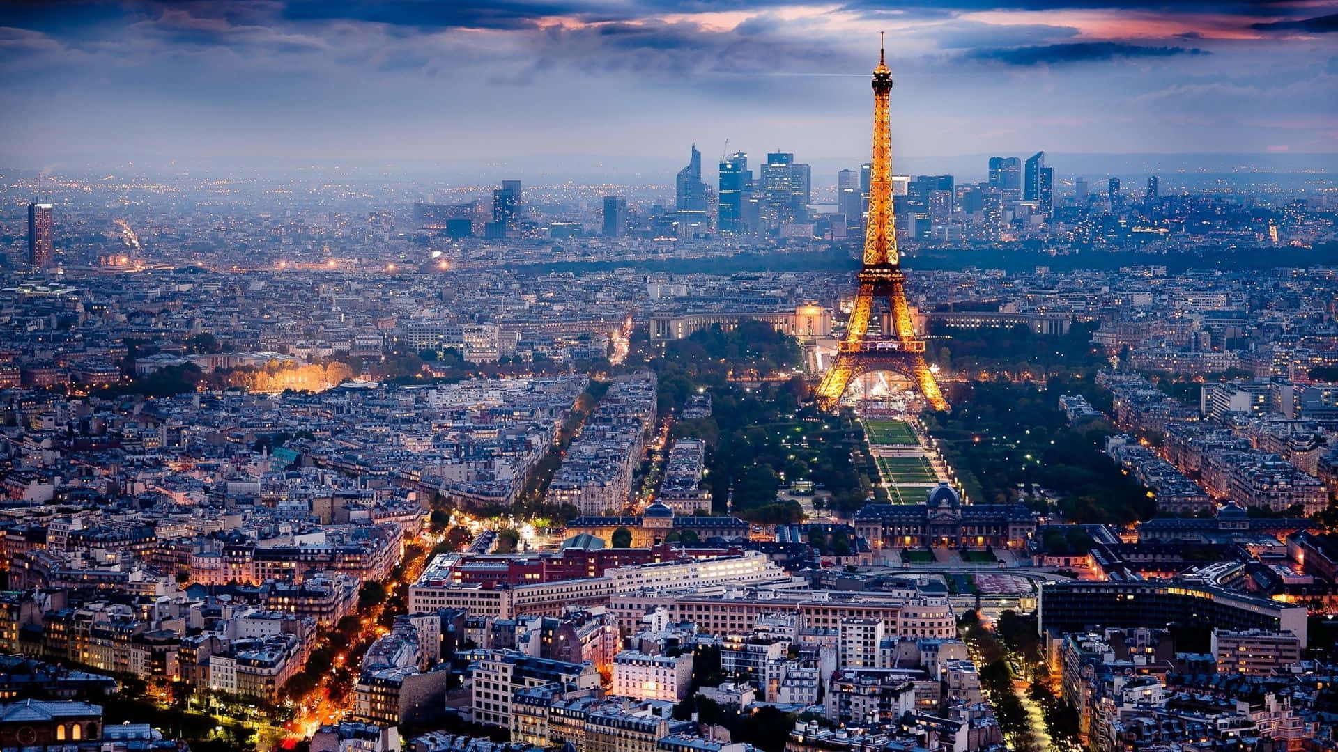 Njutav Den Natursköna Utsikten Över Eiffeltornet I Paris. Wallpaper
