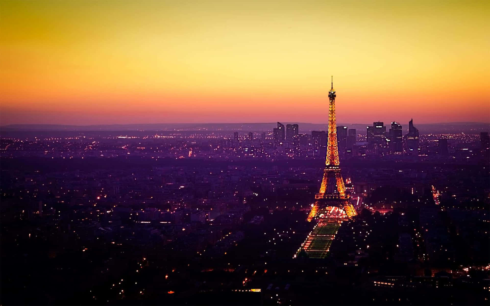 Parisbei Abenddämmerung - Eiffelturm Wallpaper