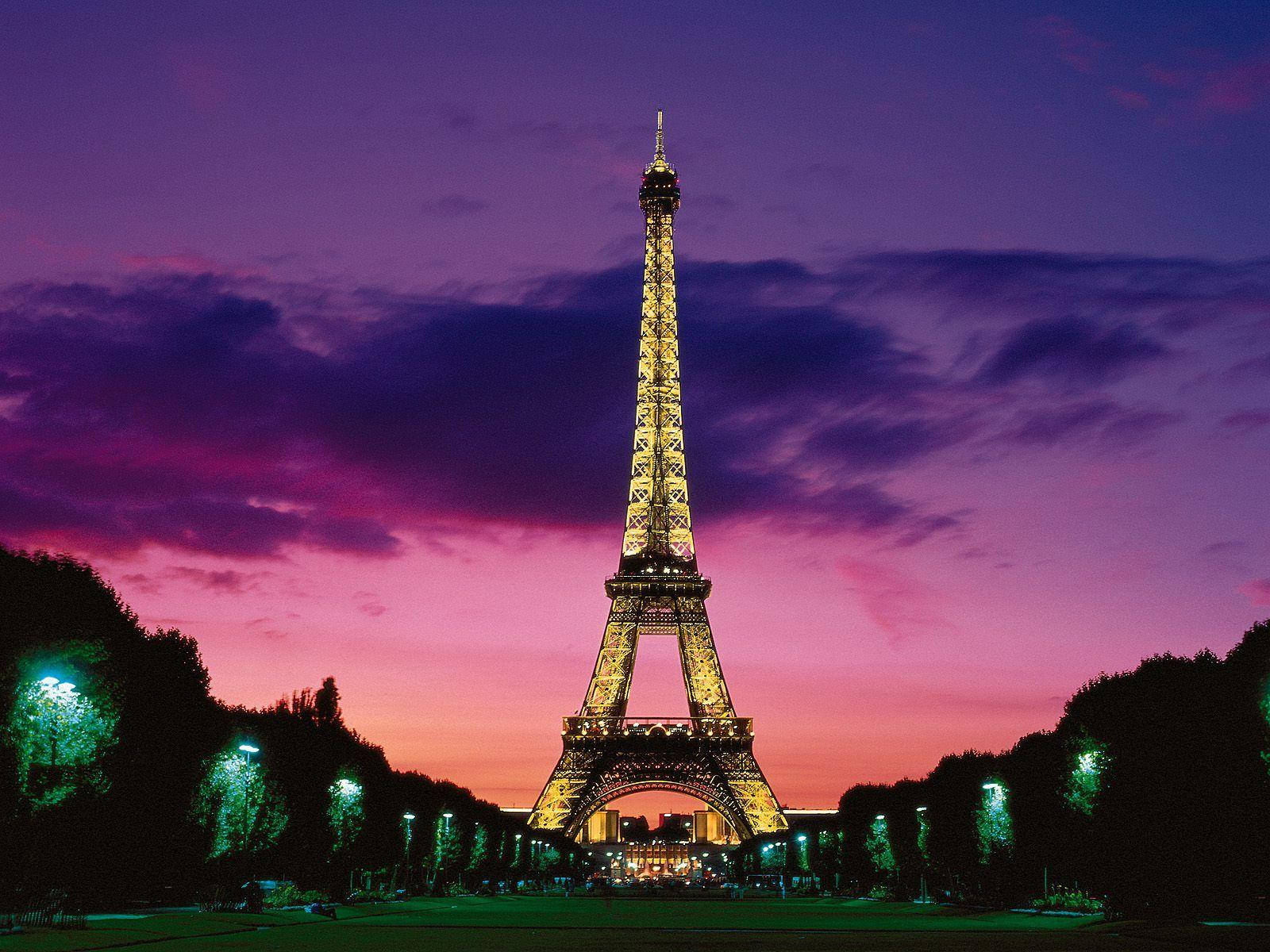Capture the beauty of the Paris Eiffel Tower Wallpaper