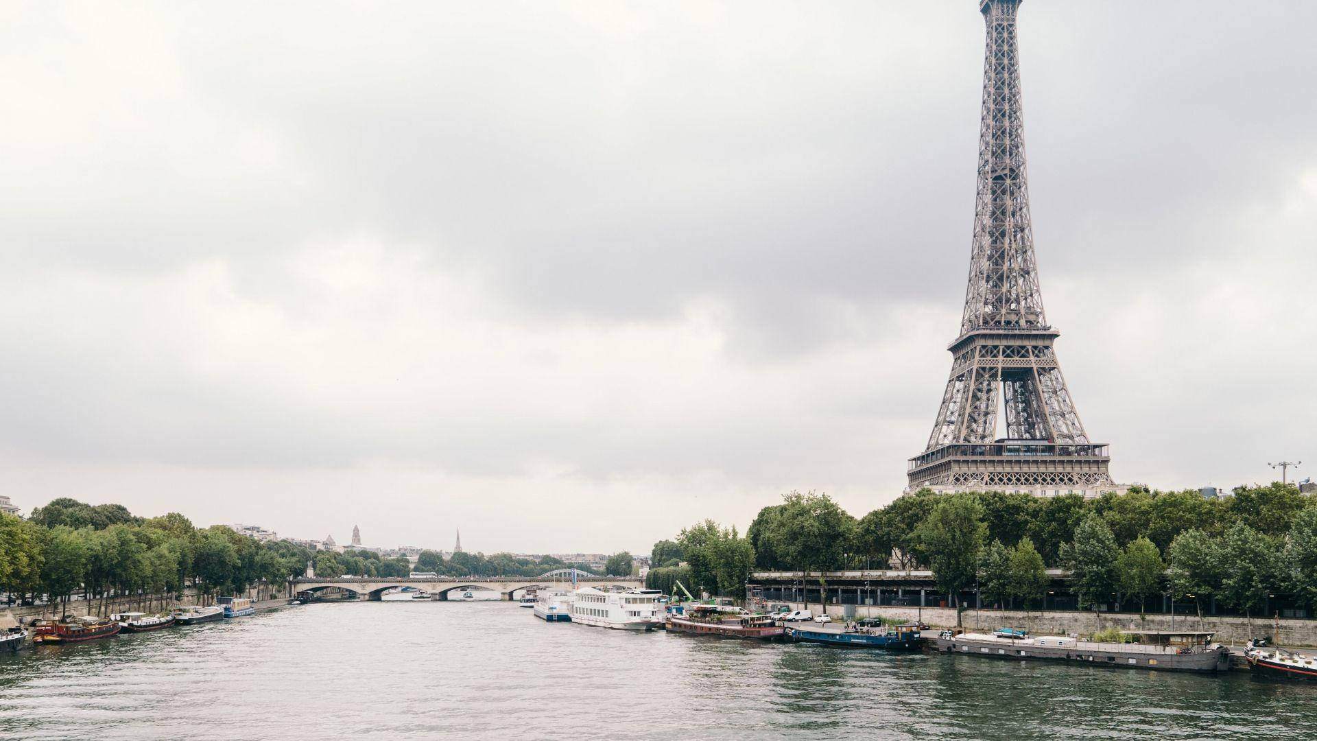Latorre Eiffel Di Parigi Sotto Un Cielo Nuvoloso Sfondo