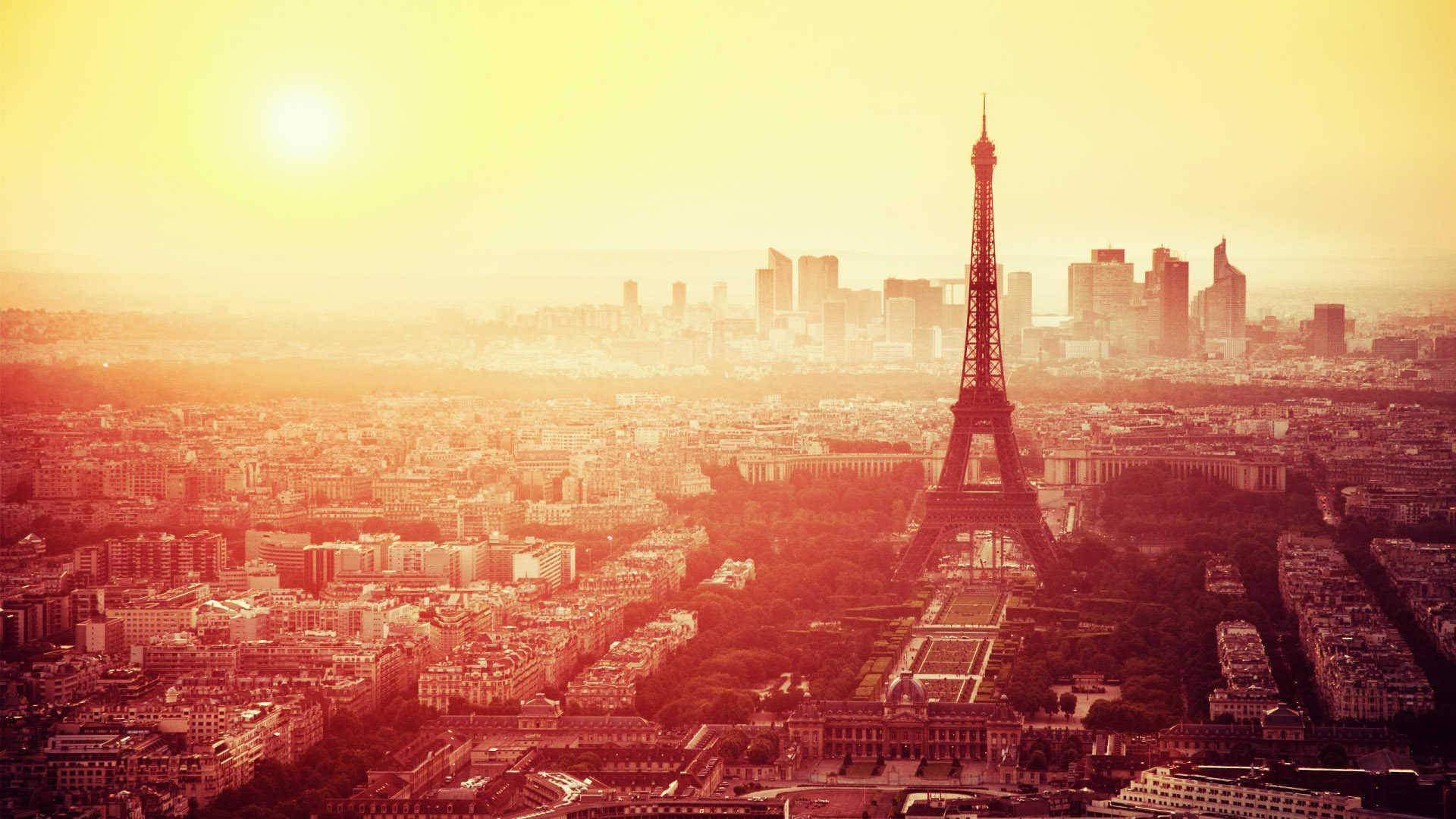 The breathtakingly Eiffel Tower in Paris Wallpaper