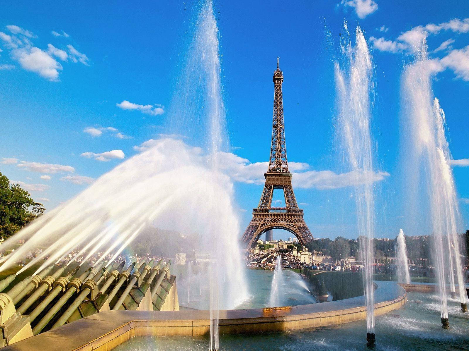 Live Fountain Display In Paris Eiffel Tower Wallpaper