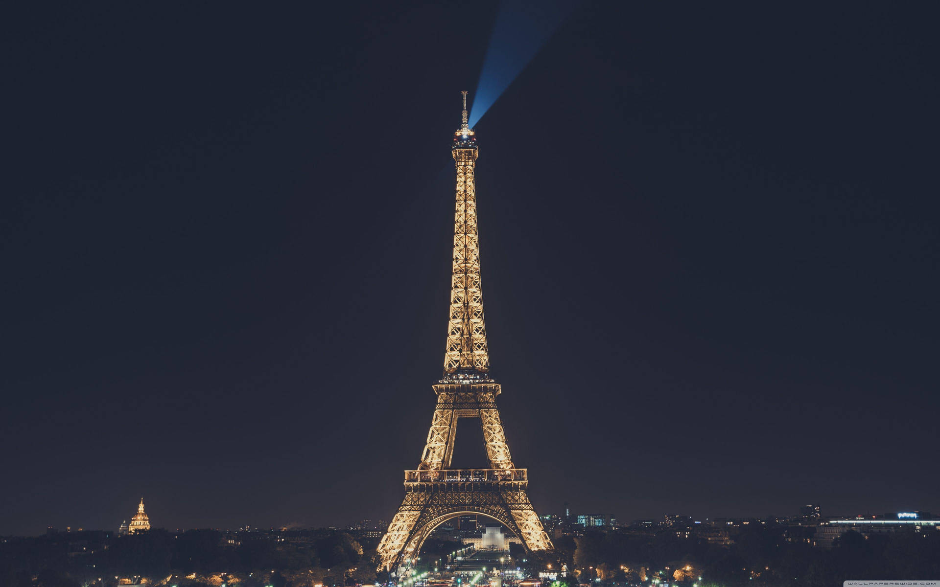 Laiconica Torre Eiffel, Un Amato Simbolo Di Parigi Sfondo