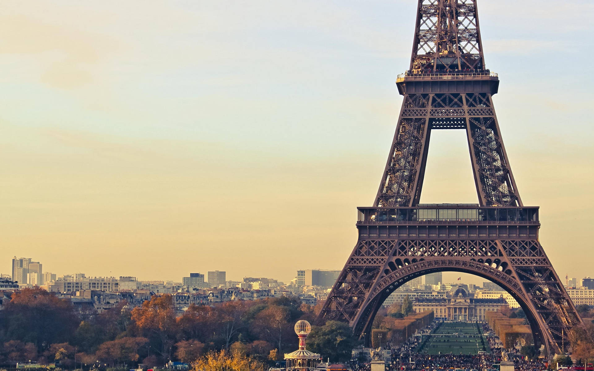 Den Eiffeltårnet om natten i Paris, Frankrig Wallpaper