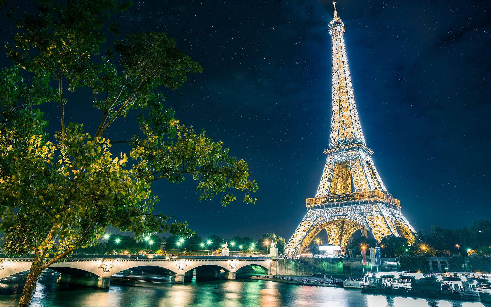 Lysende Eiffeltårnet i Paris om natten. Wallpaper