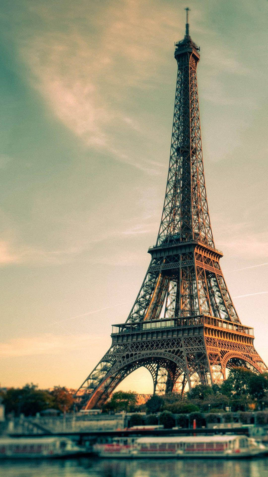 Latorre Eiffel Si Erge Maestosa Contro L'orizzonte Di Parigi, Simbolo Della Storia E Della Cultura Francese. Sfondo