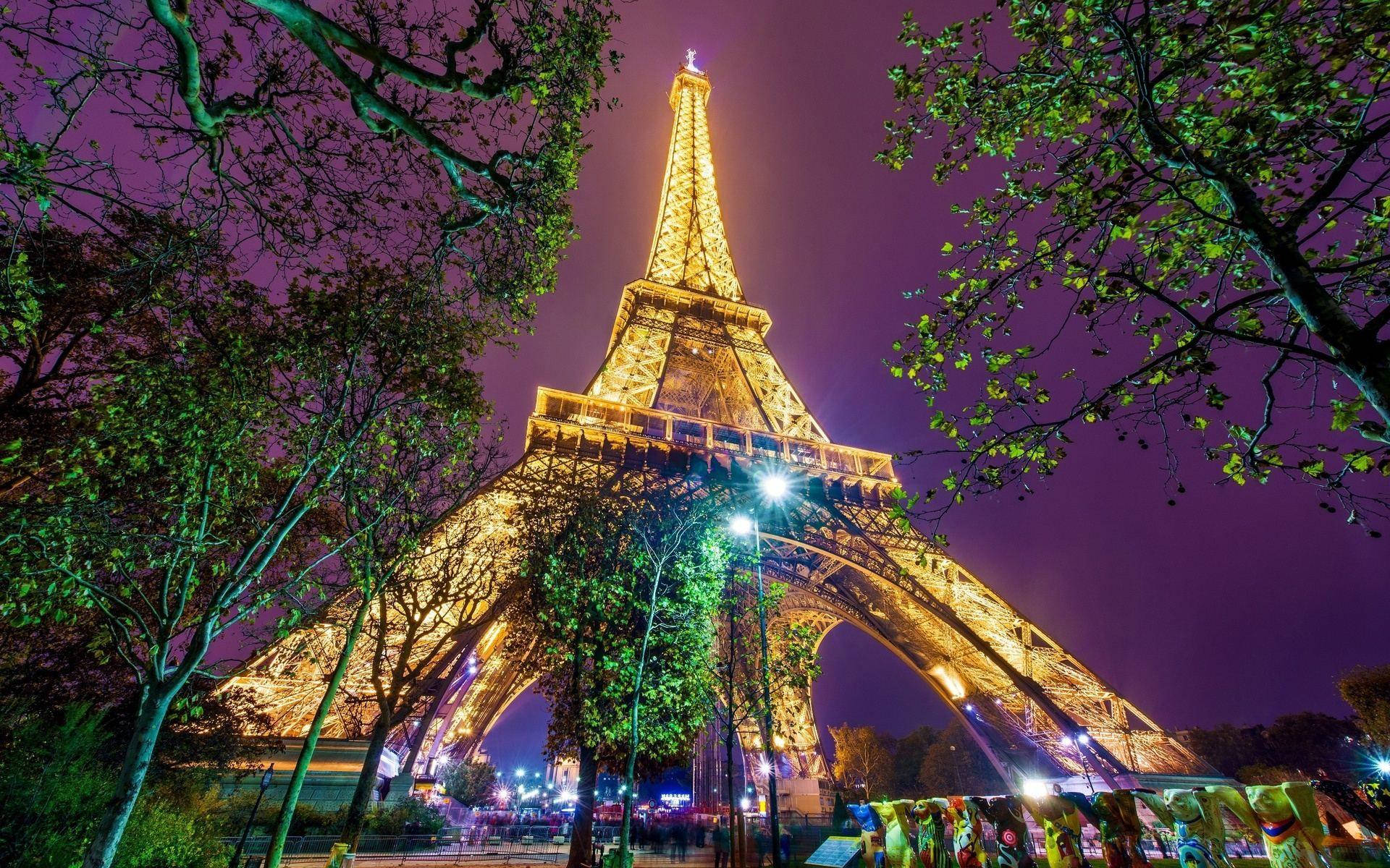 The stunning Eiffel Tower at sunset in Paris, France Wallpaper