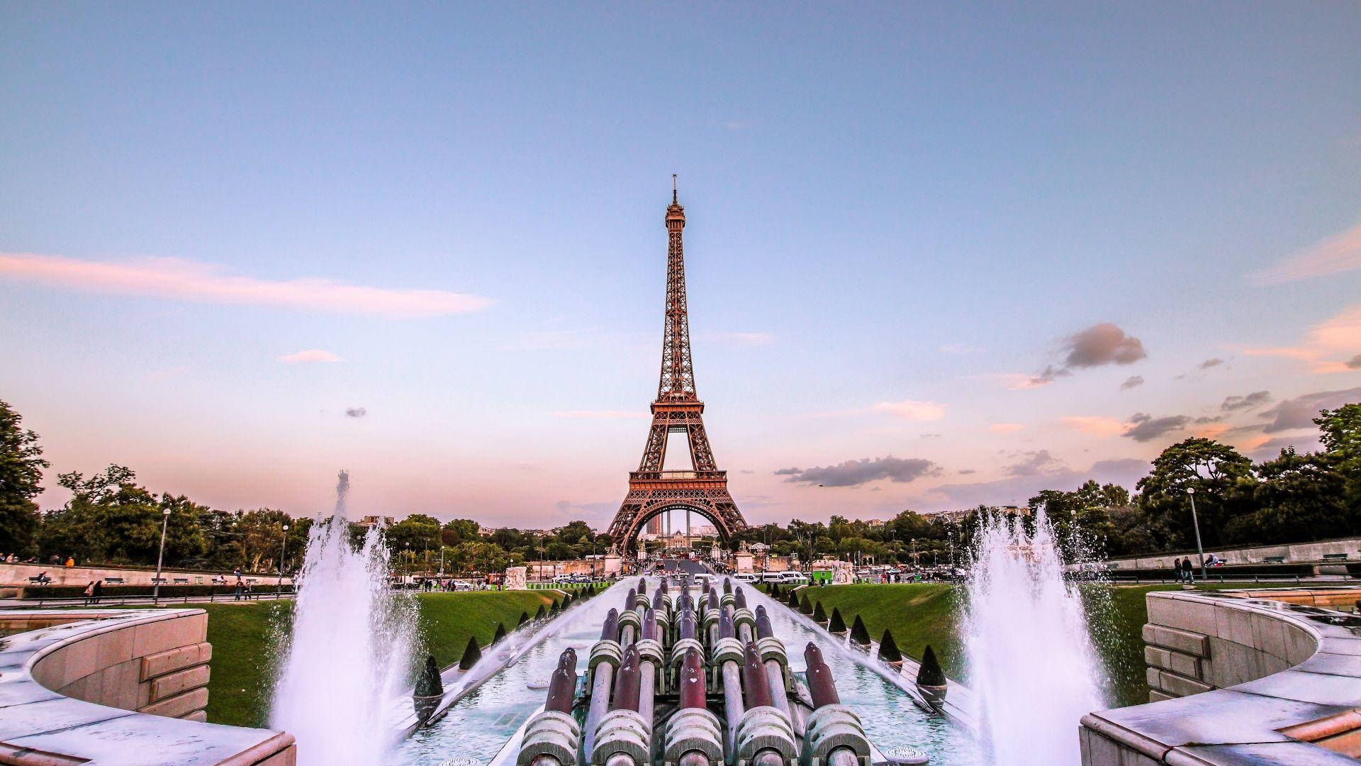 Unavista Romantica Dell'iconica Torre Eiffel, Che Brilla Nelle Luci Di Parigi. Sfondo