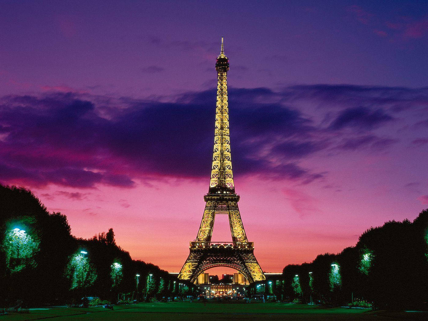 Cieloviola Sopra La Torre Eiffel A Parigi. Sfondo