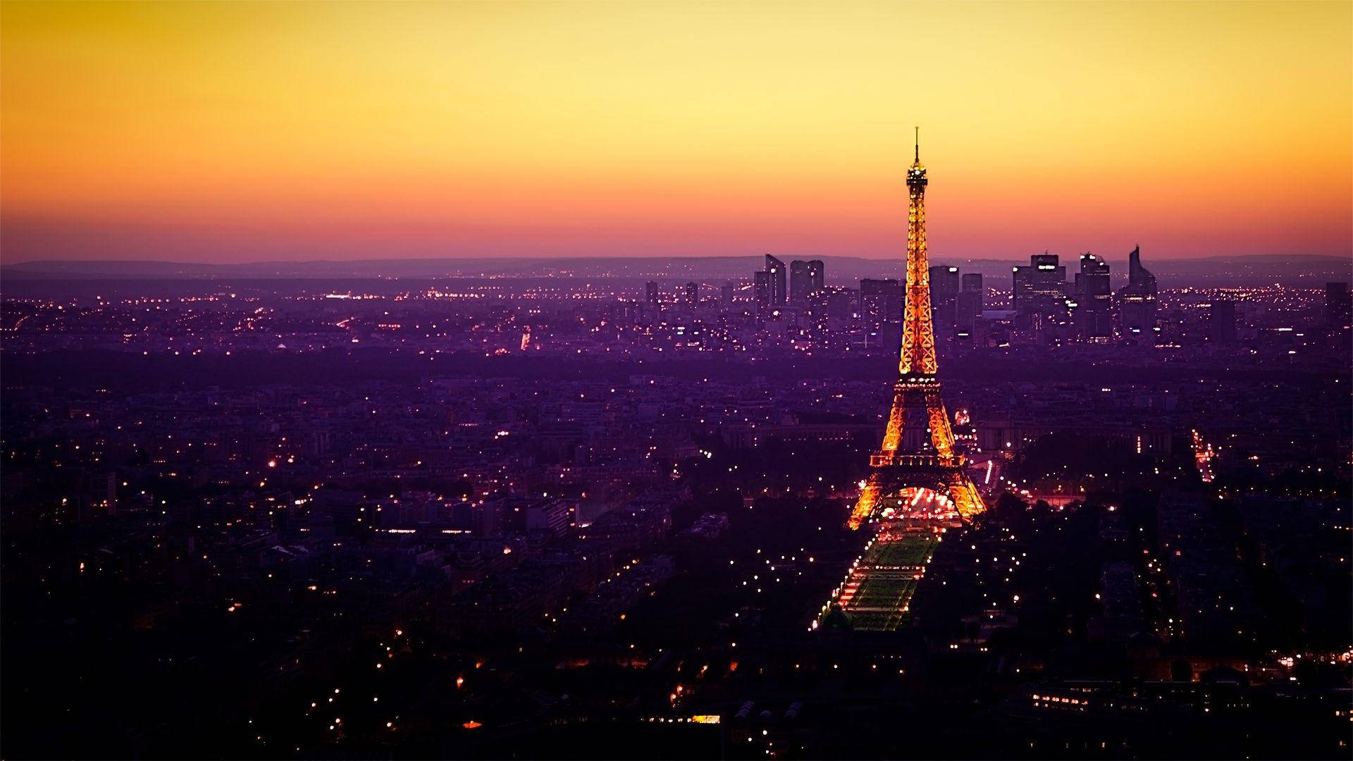 Cieloal Tramonto Sopra La Torre Eiffel Di Parigi Sfondo