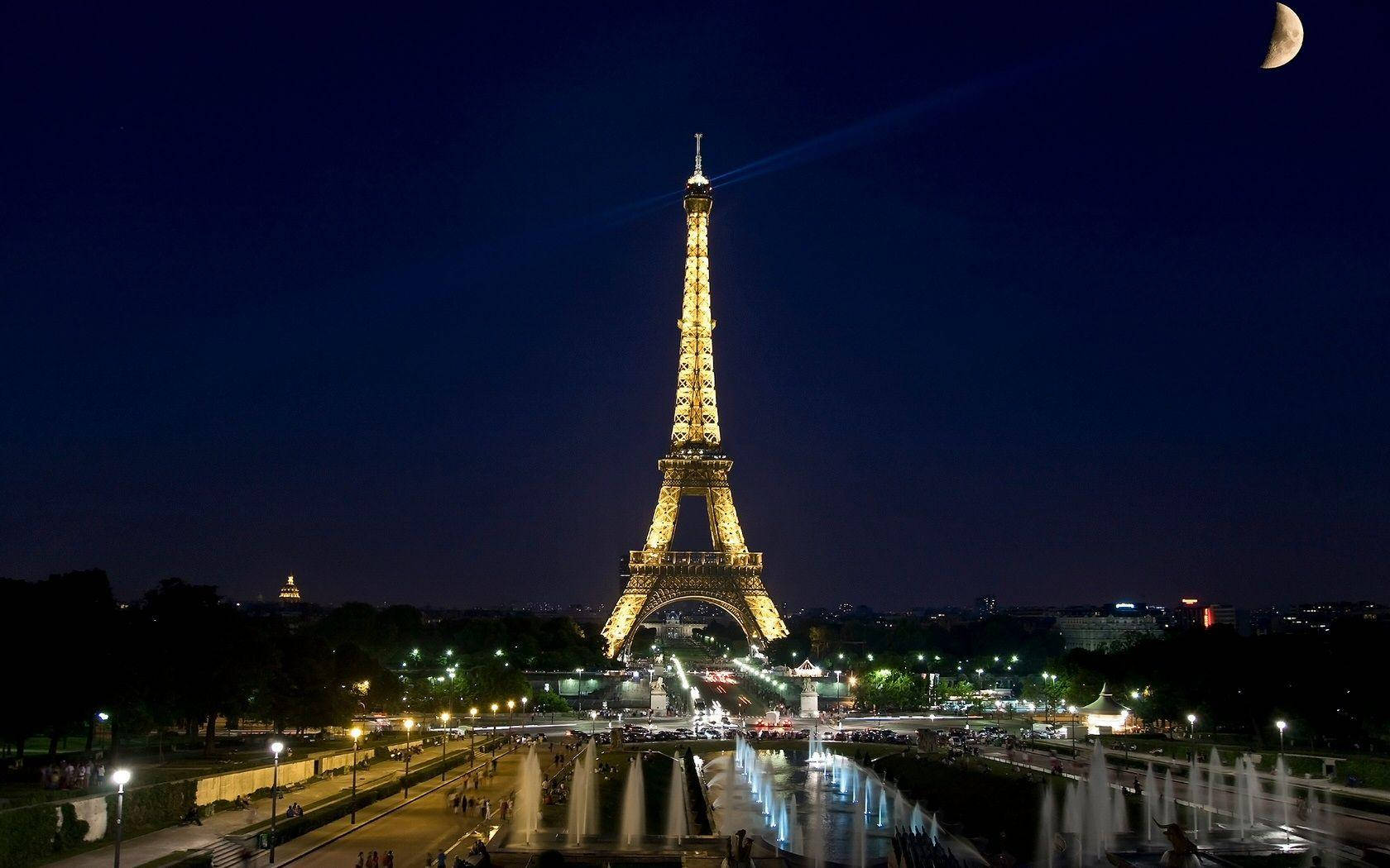 Månelyset ved Paris Eiffel Tower Scene Wallpaper