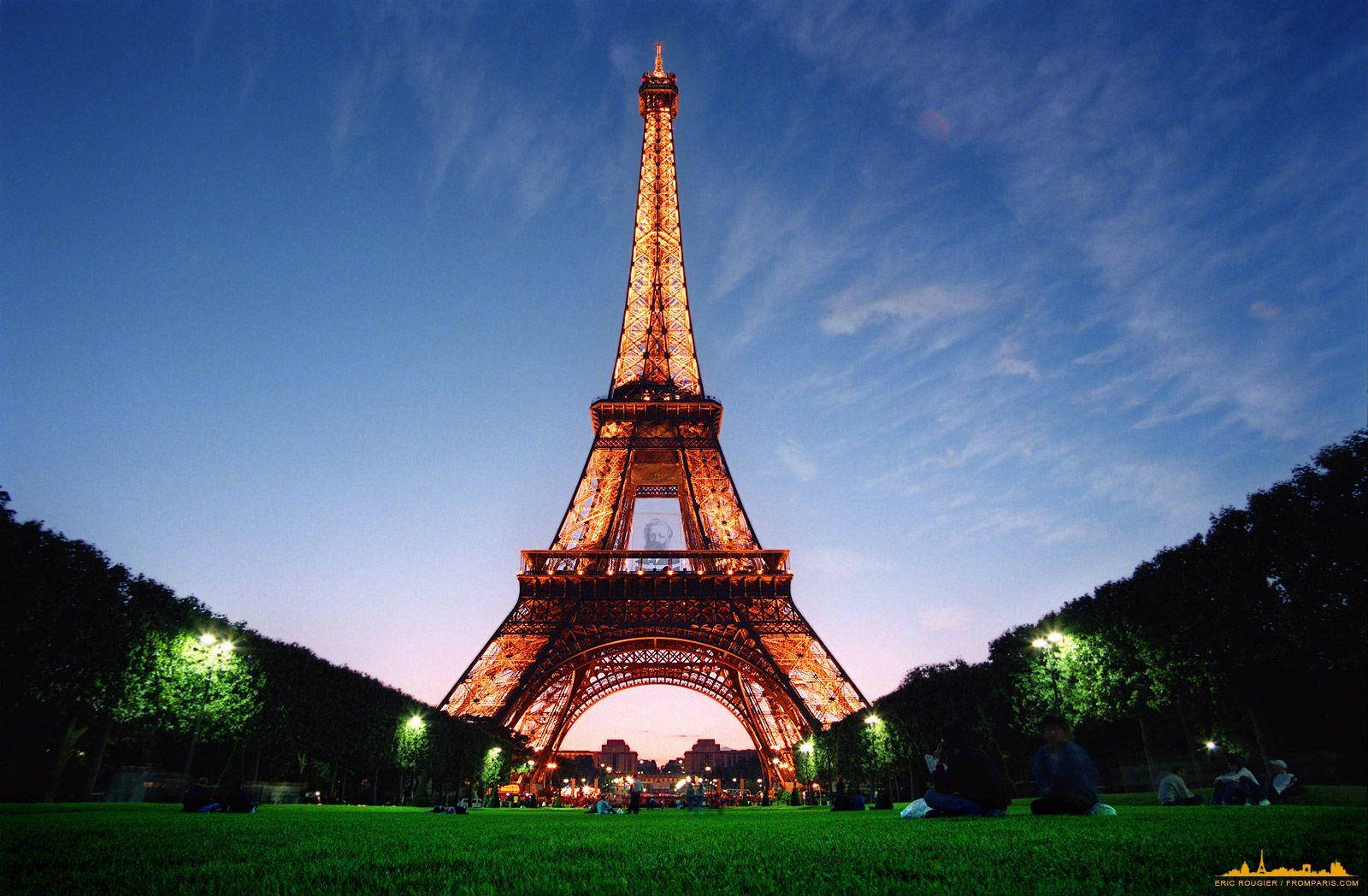 Paris Eiffel Tower shimmers at dusk Wallpaper