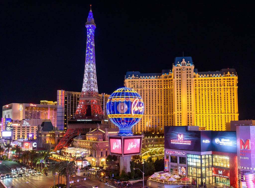 Paris Las Vegas Lighted Eiffel Tower And Montgolfier Hot Air Balloon Wallpaper