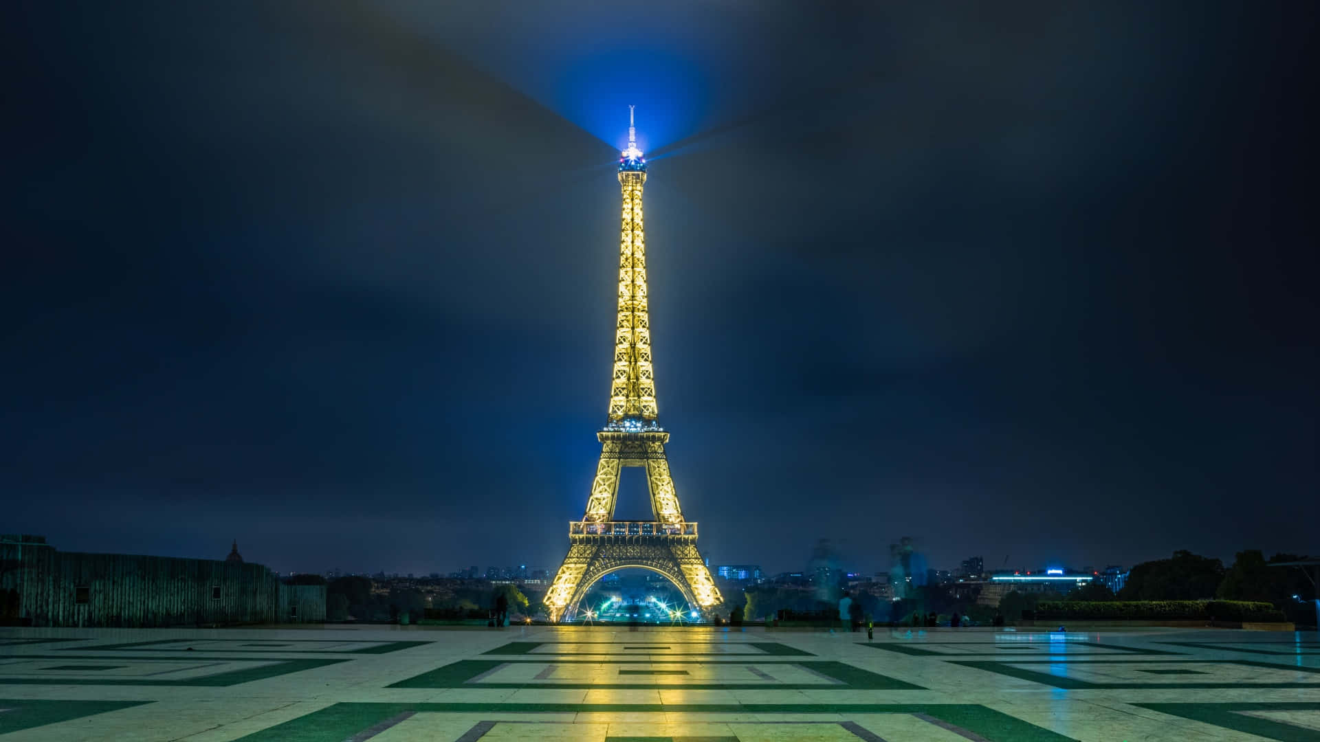 Share the Love and Romance of Paris Wallpaper