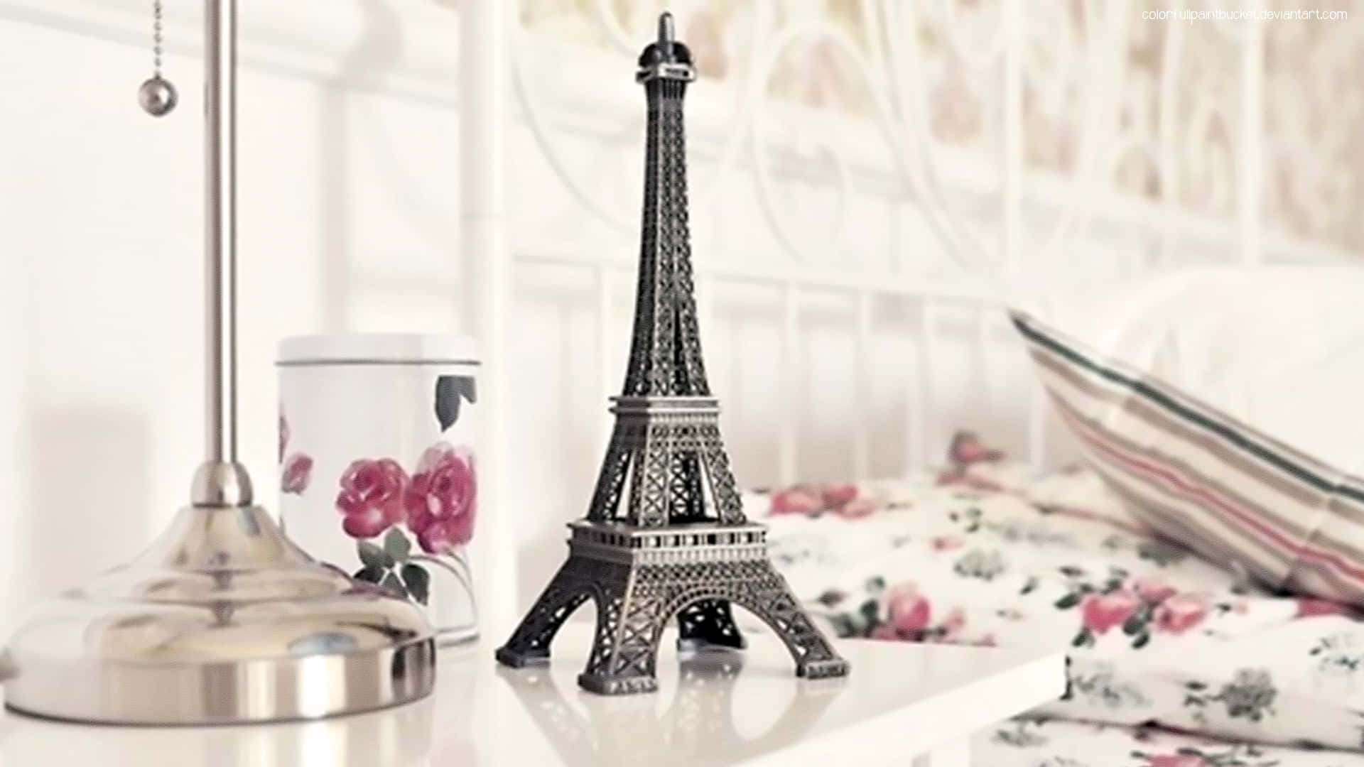 "A Symbol of Love in the City of Light: Paris" Wallpaper