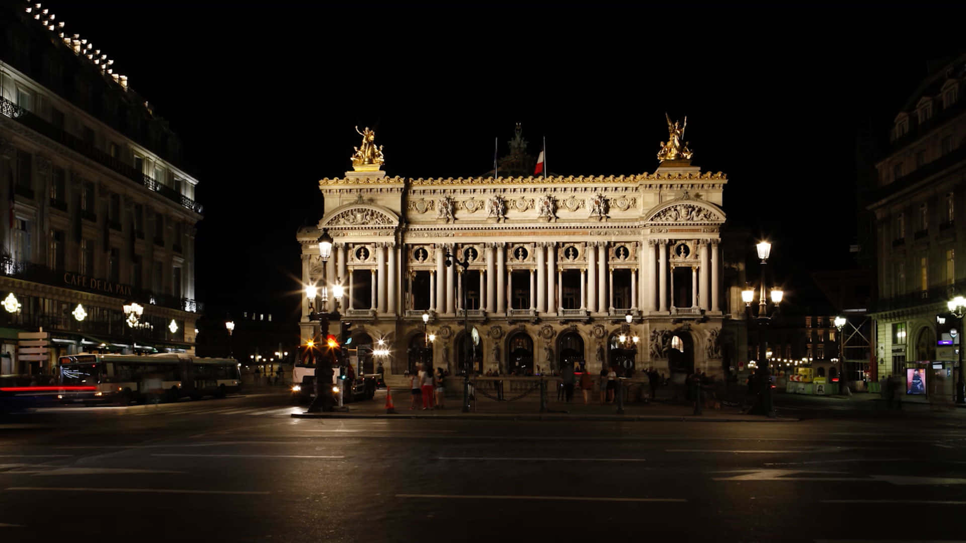 Vistade La Calle Del Palacio De La Ópera De París De Noche. Fondo de pantalla