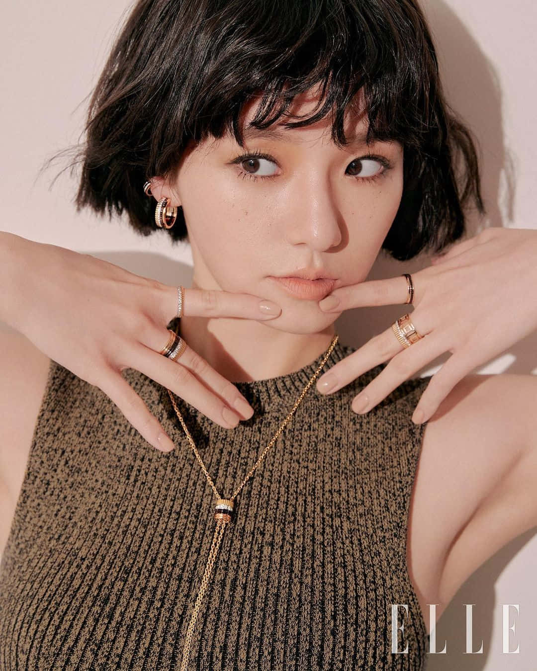 Parkgyu Young Schlägt Eine Stilvolle Pose Wallpaper