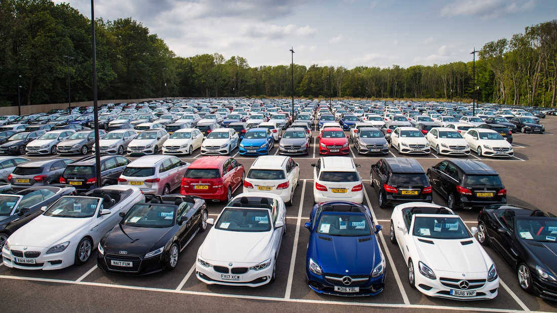 Scene af parkerede biler i parkeringspladsen Wallpaper
