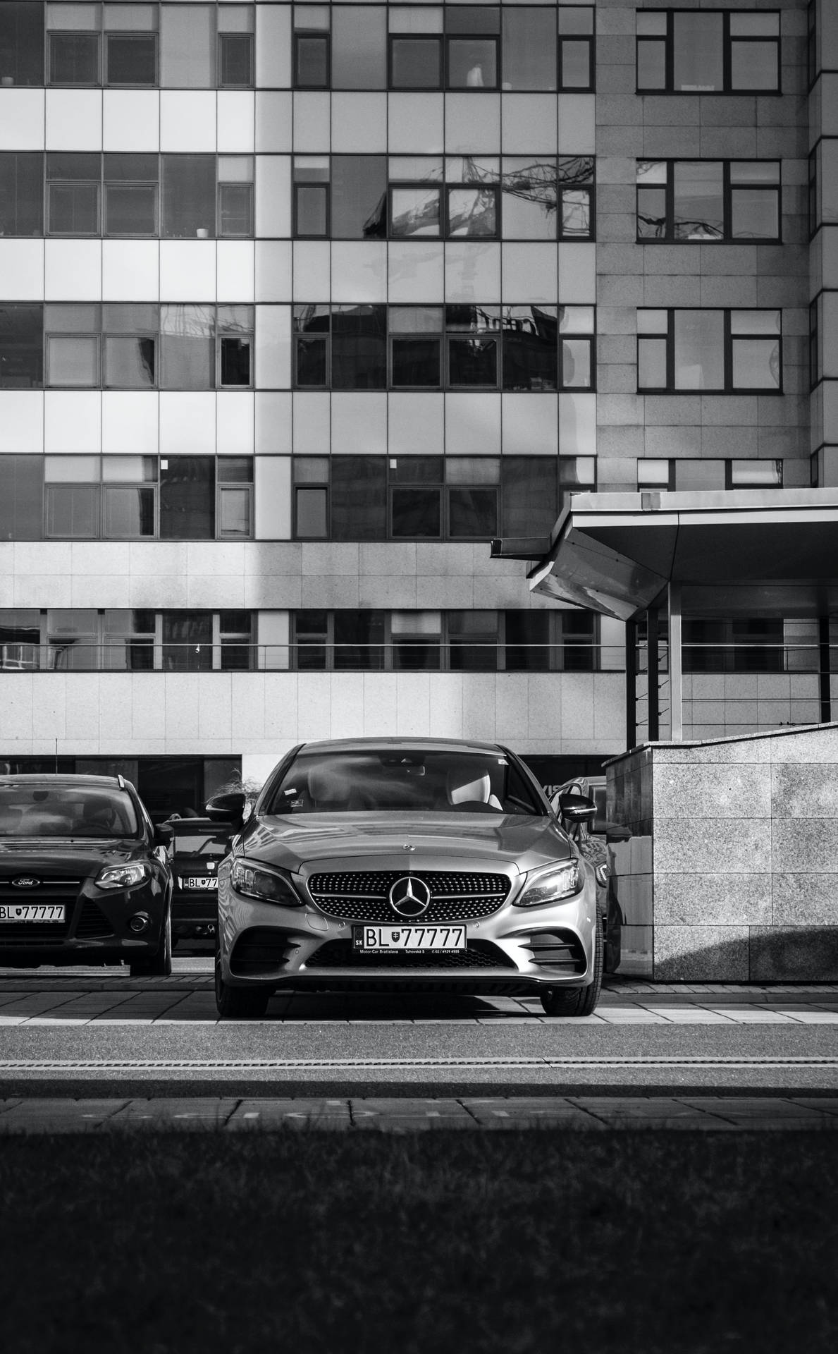 Mercedes Benz Classe E Parcheggiata Sfondo