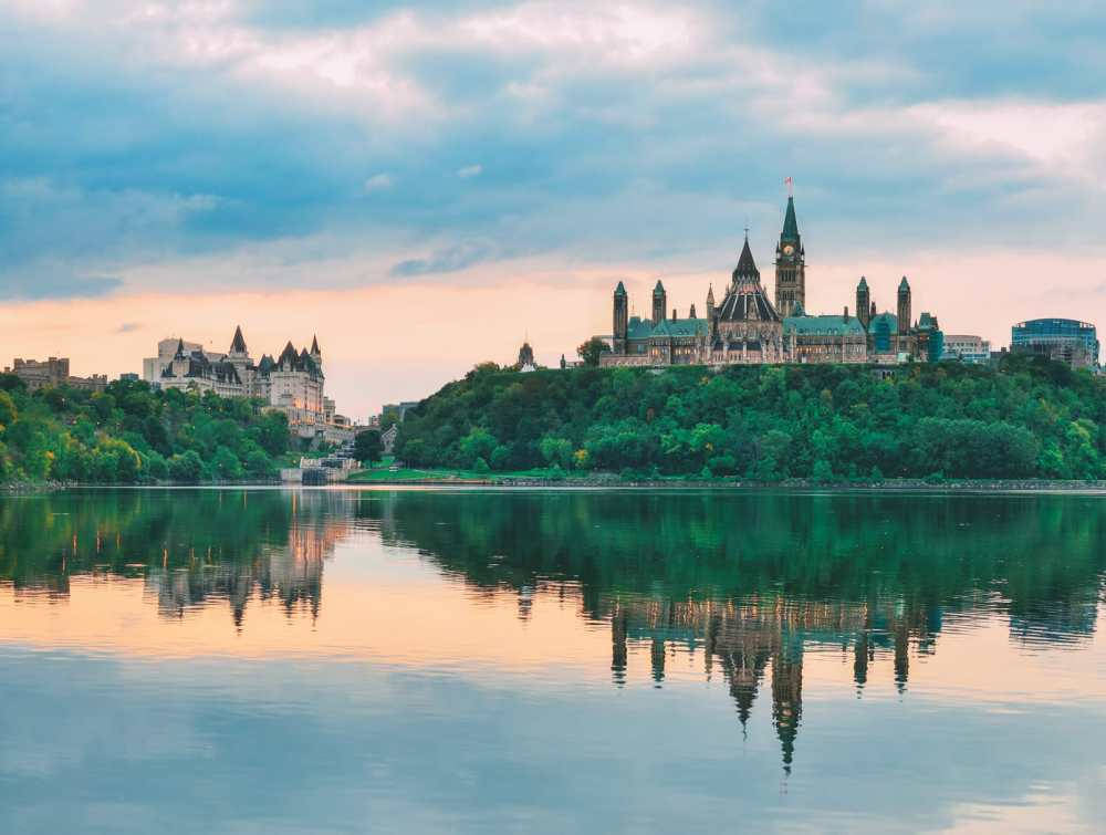 Parlamentets bakke Refleksion i Ottawa Floden er berusende. Wallpaper