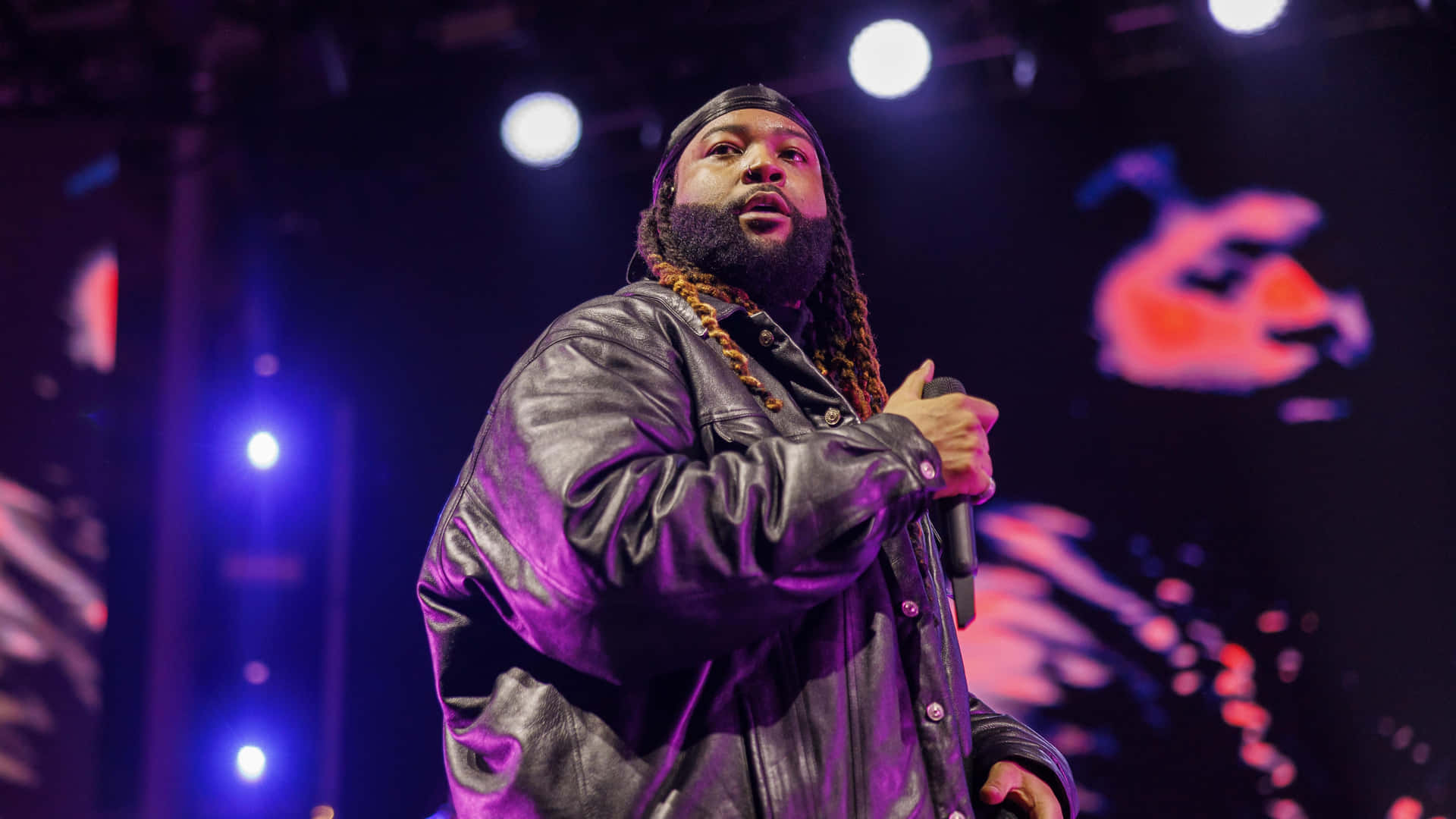 Partynextdoor Voert Live Op Het Podium Achtergrond