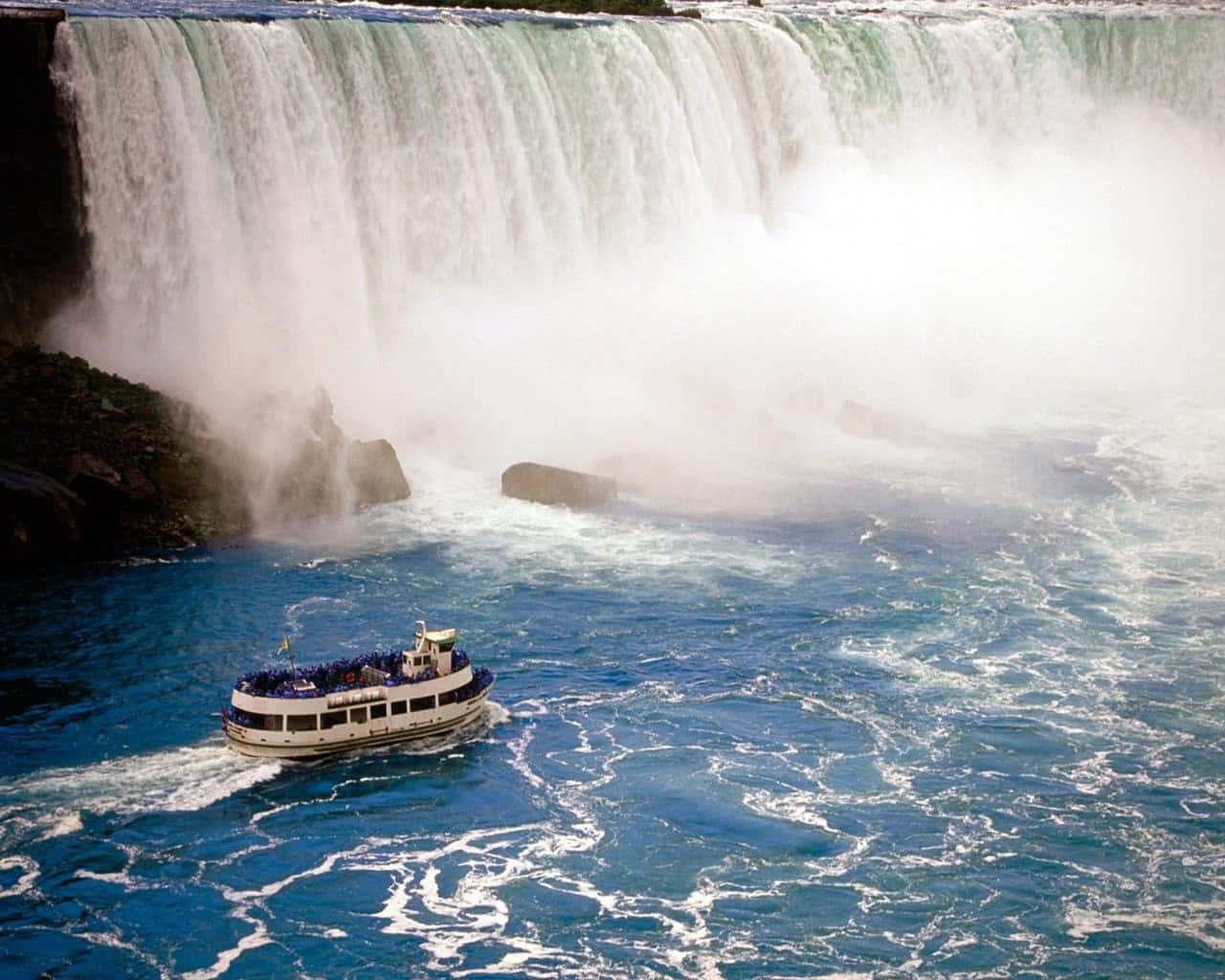 Navepasseggeri A Niagara Falls In Canada. Sfondo