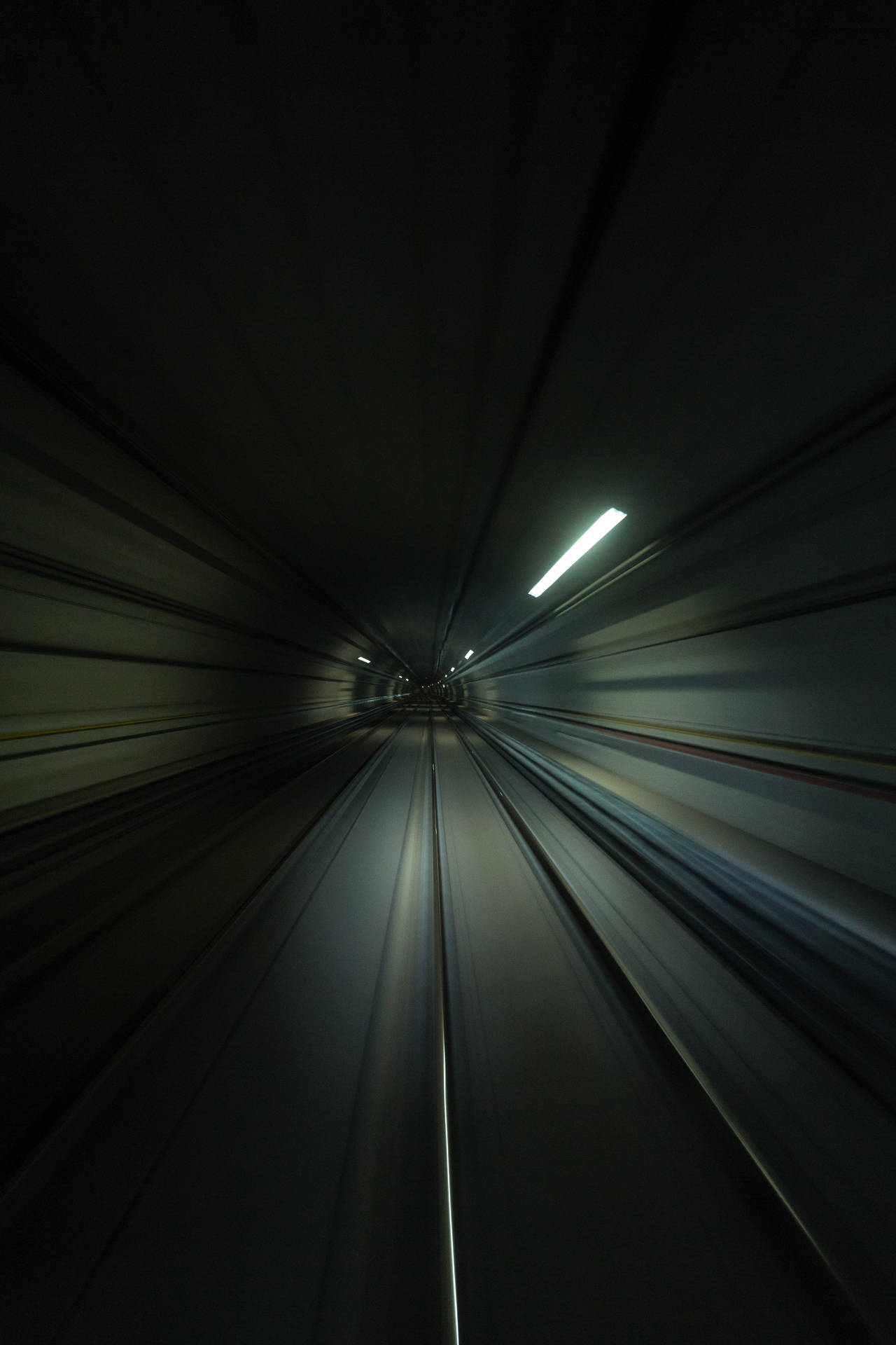 Pasandoa Alta Velocidad Por Un Túnel En El Iphone Fondo de pantalla