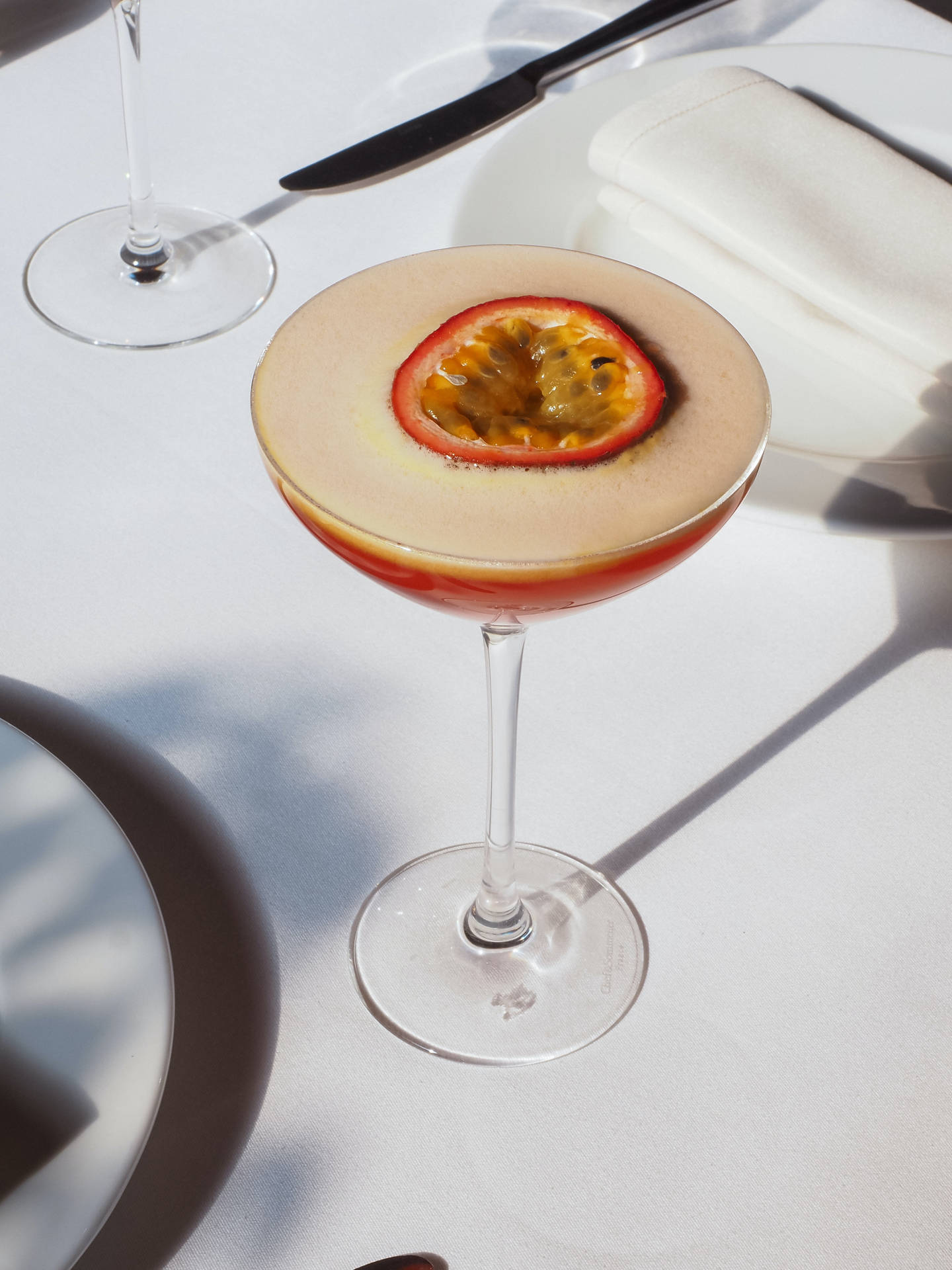 Passionfruit Martini In Un Bicchiere Di Vino Sfondo
