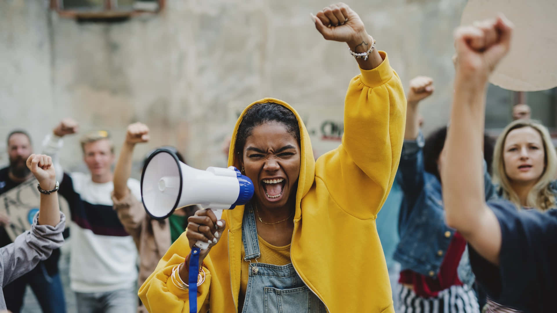 Passionele Protestleider Met Megafoon Achtergrond