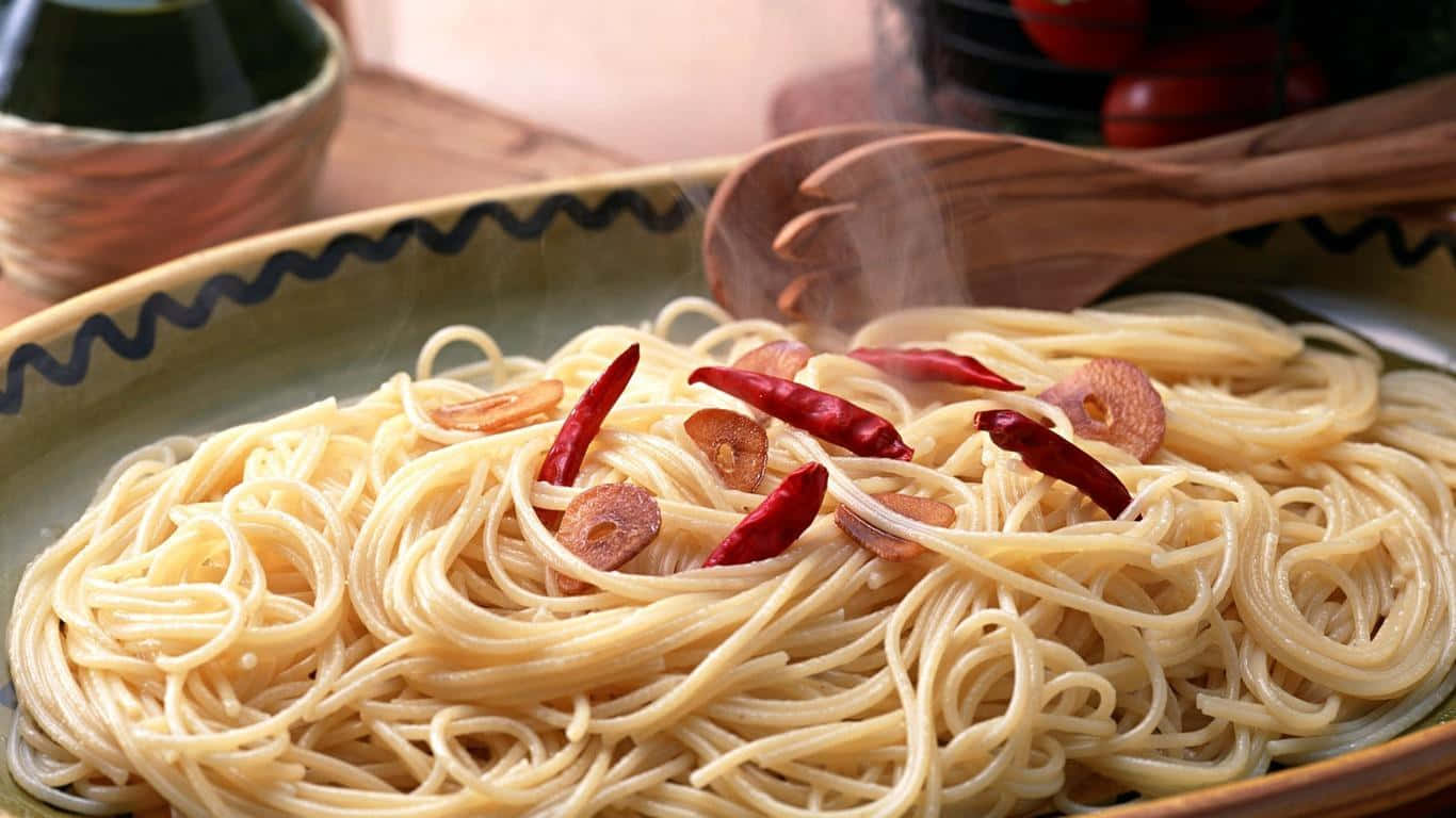 Unplato De Espaguetis Con Pimientos Y Cebollas