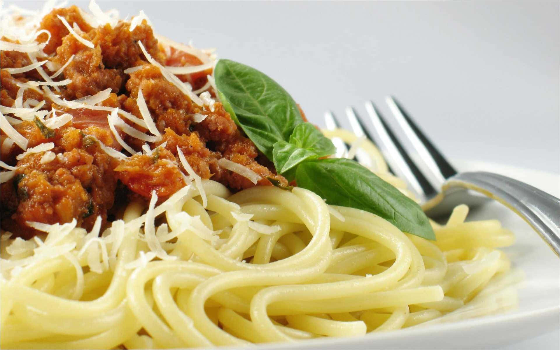 Unplato De Espaguetis Con Salsa De Carne Y Albahaca