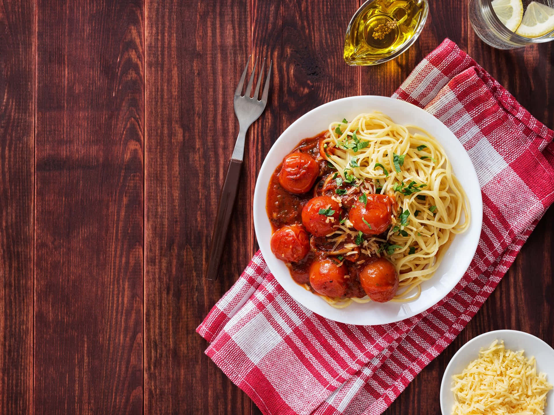 Spaghettimit Tomaten Und Käse Auf Einem Holztisch.