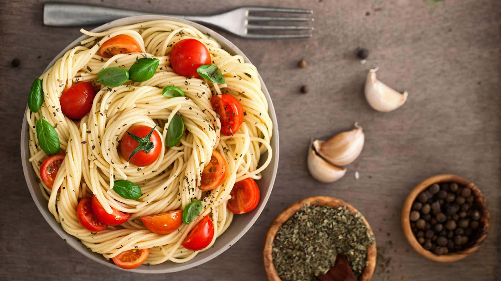 Freshly cooked, delicious spaghetti and cherry tomatoes