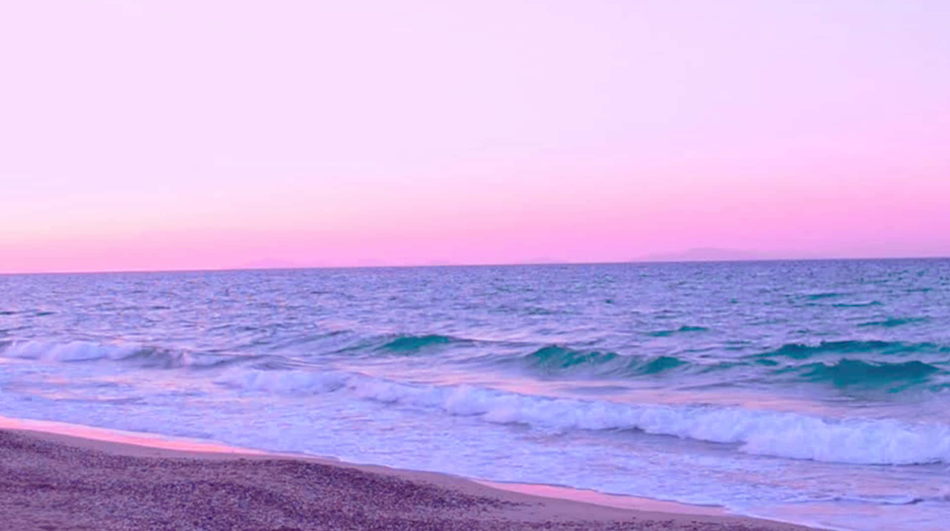 En strand med bølger og et rosa solnedgang Wallpaper