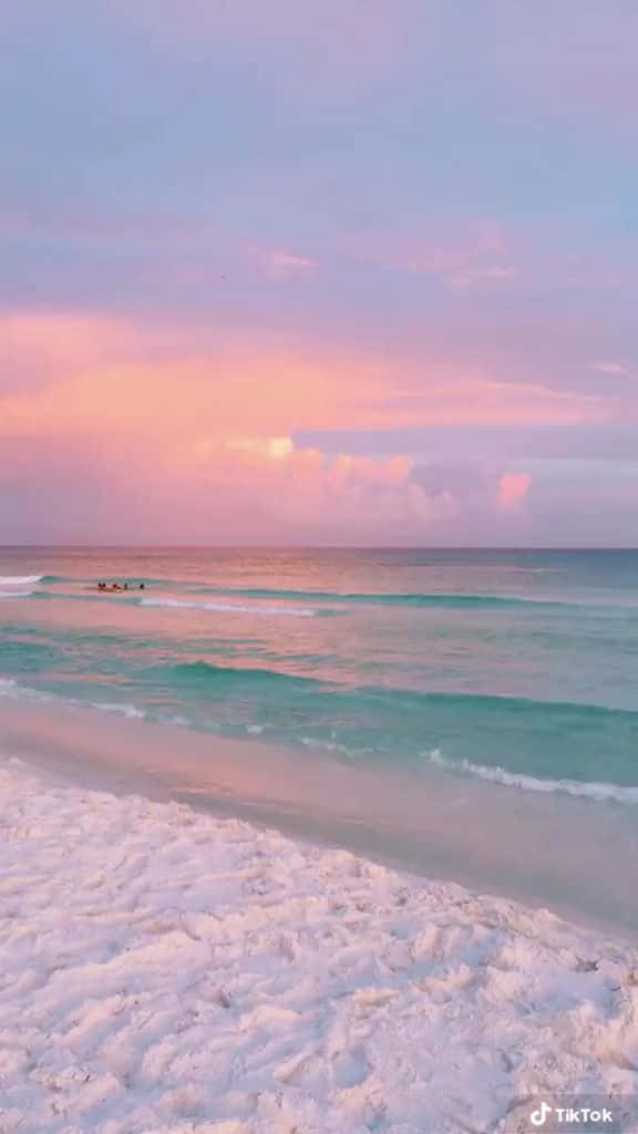 Tag en pause og slappe af ved denne smukke pastelfarvede strand. Wallpaper