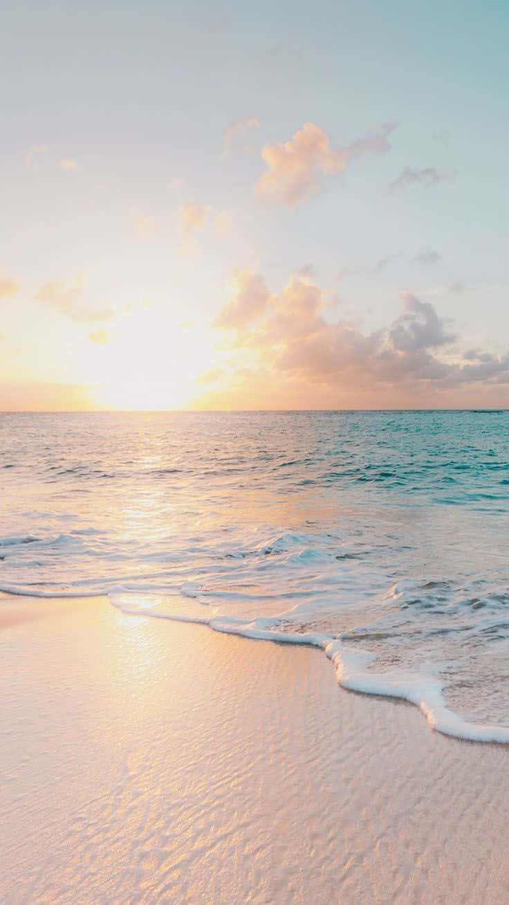 Njutav En Vacker Solnedgång På Pastel Beach. Wallpaper