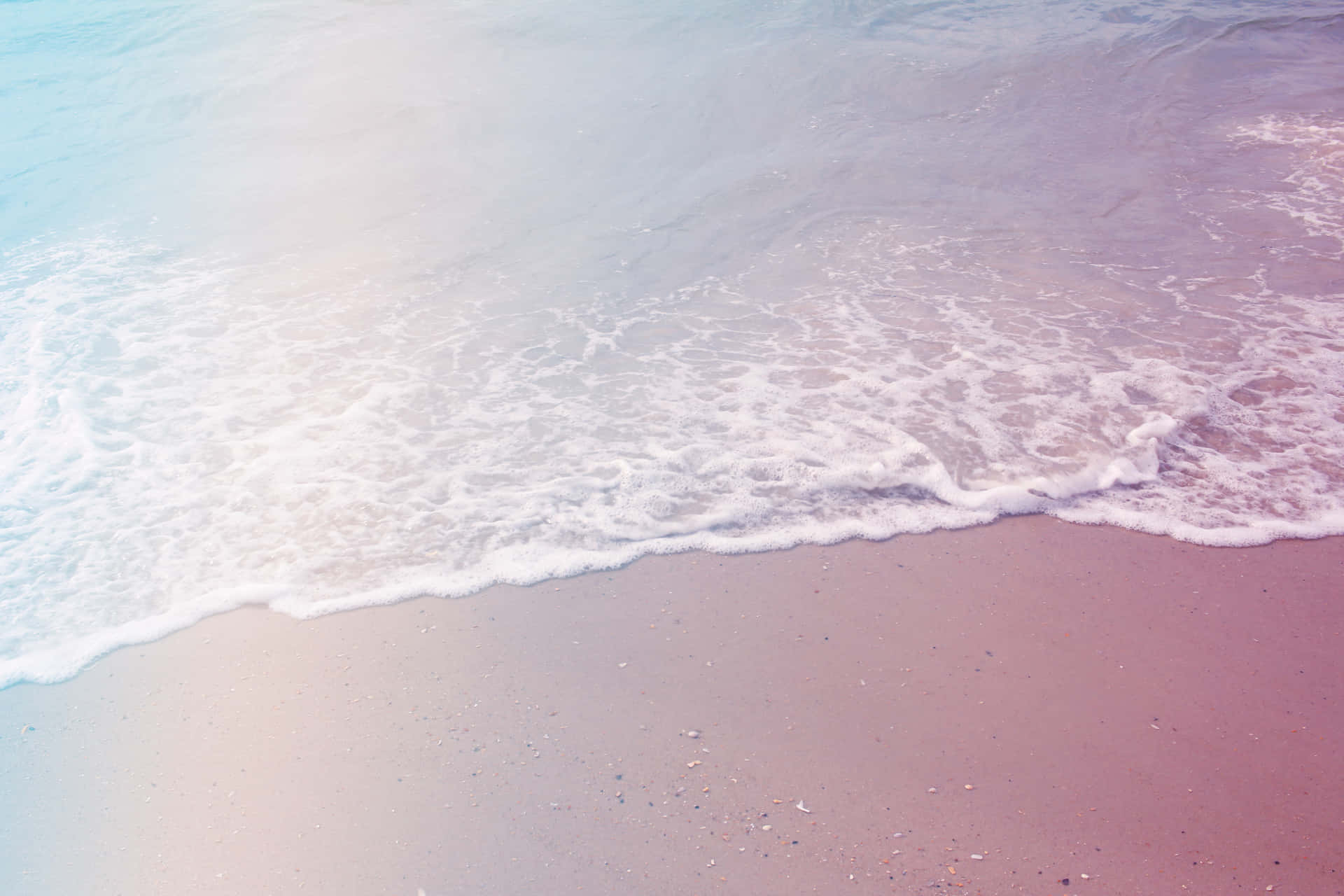 Unhombre Está Parado En Una Playa Con Una Tabla De Surf Fondo de pantalla