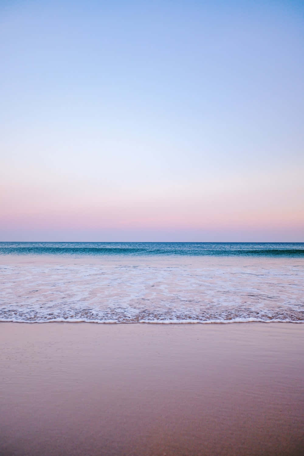 Relájateen La Tranquila Playa De Colores Pasteles, Perfecta Para Los Días De Verano. Fondo de pantalla