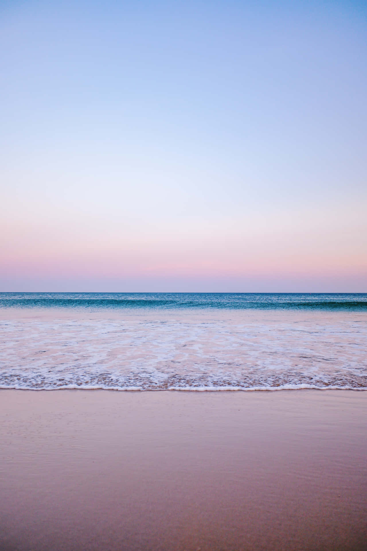 Nyd en lykkelig dag med hvile og afslapning ved den rolige pastelfarvede strand. Wallpaper