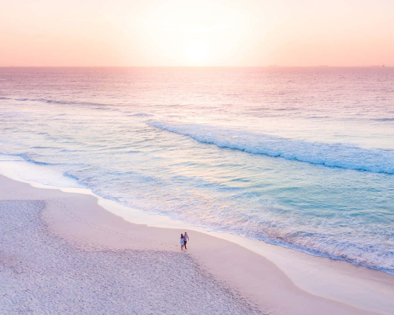 Einpaar, Das Am Strand Bei Sonnenuntergang Spaziert. Wallpaper